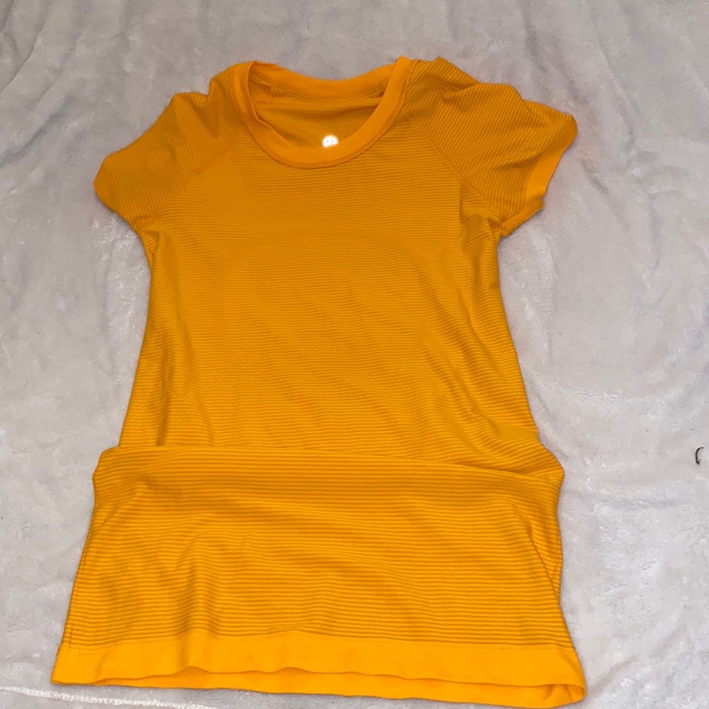 Orange shortsleeve lily lemon top